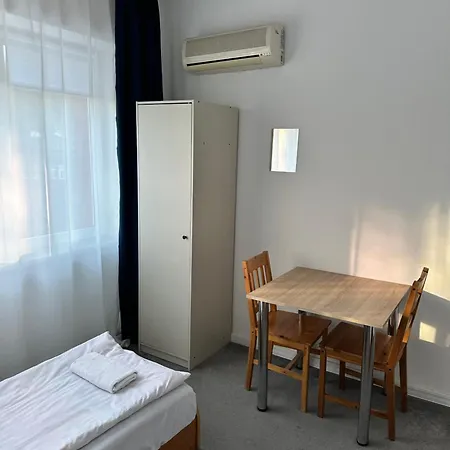 Hostel Demi *